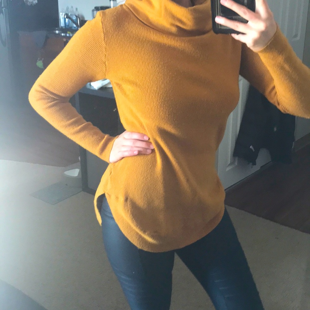 Mustard/brown fitted sweater!